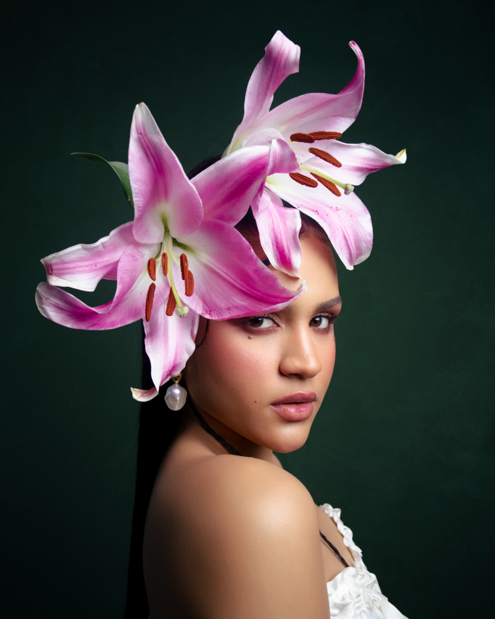 Retrato com flores rosas na cabeça