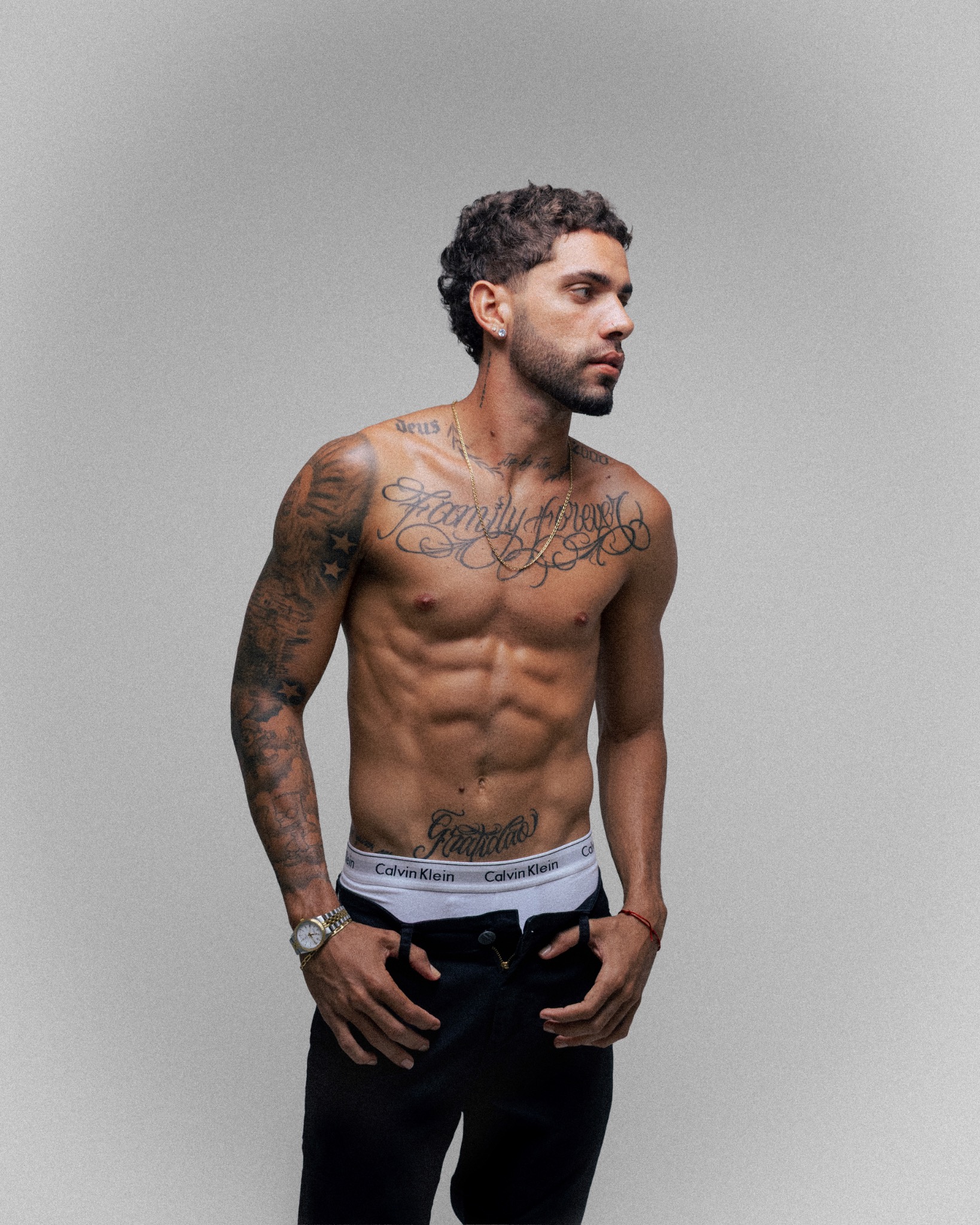 Retrato de estúdio com tatuagens