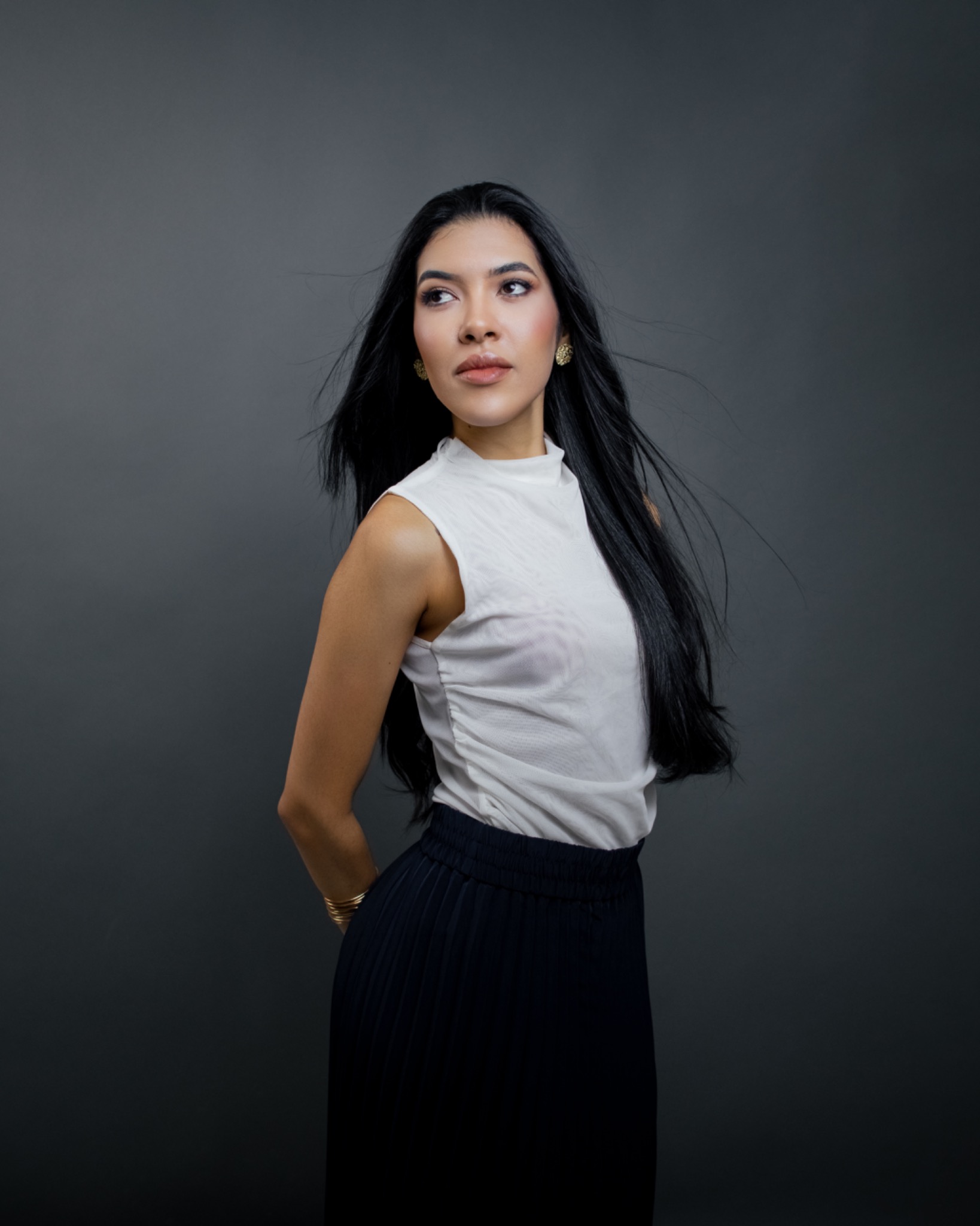 Retrato com blusa cinza em estúdio