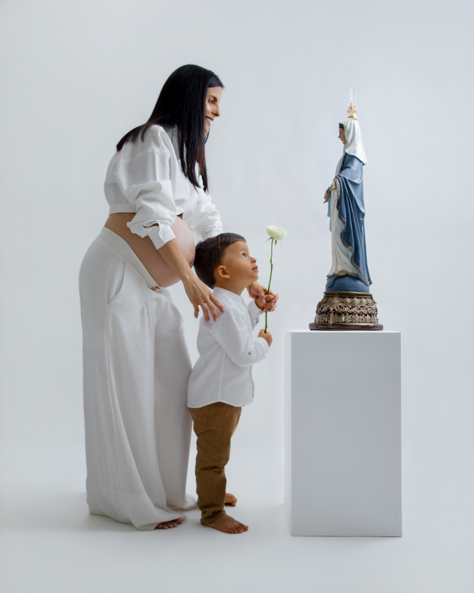 Ensaio gestacional com criança e imagem religiosa